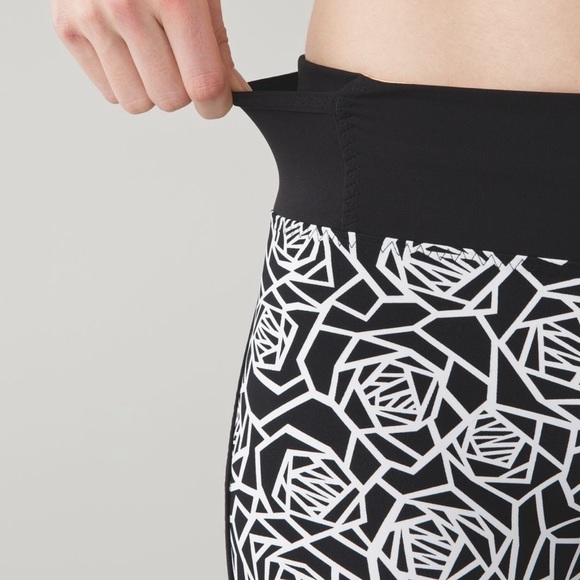Lululemon real quick crop full on luxtreme posey 6 black white - Picture 6 of 15